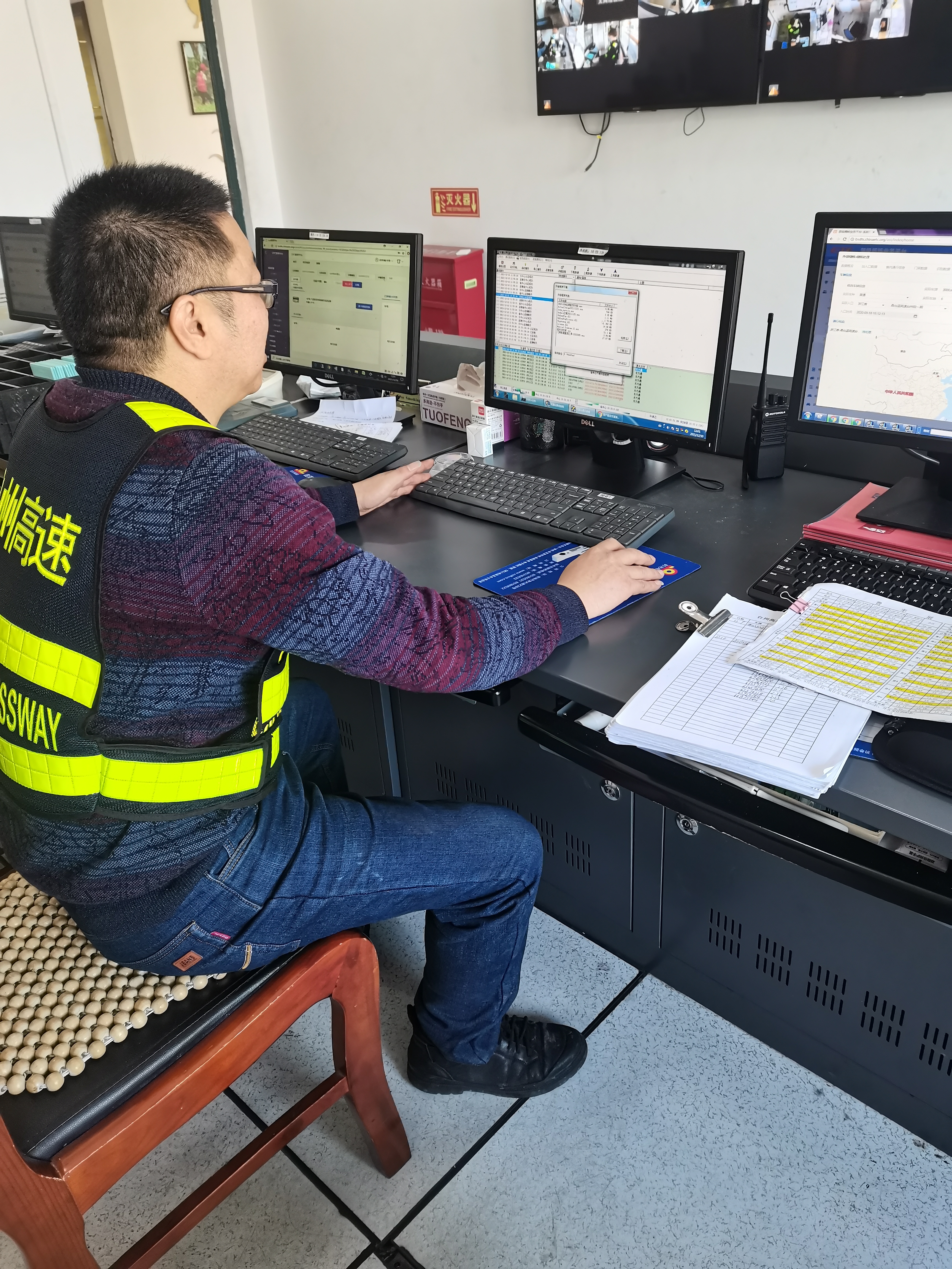 1639384246108643.jpg 圖為工作人員在升級(jí)系統(tǒng).jpg