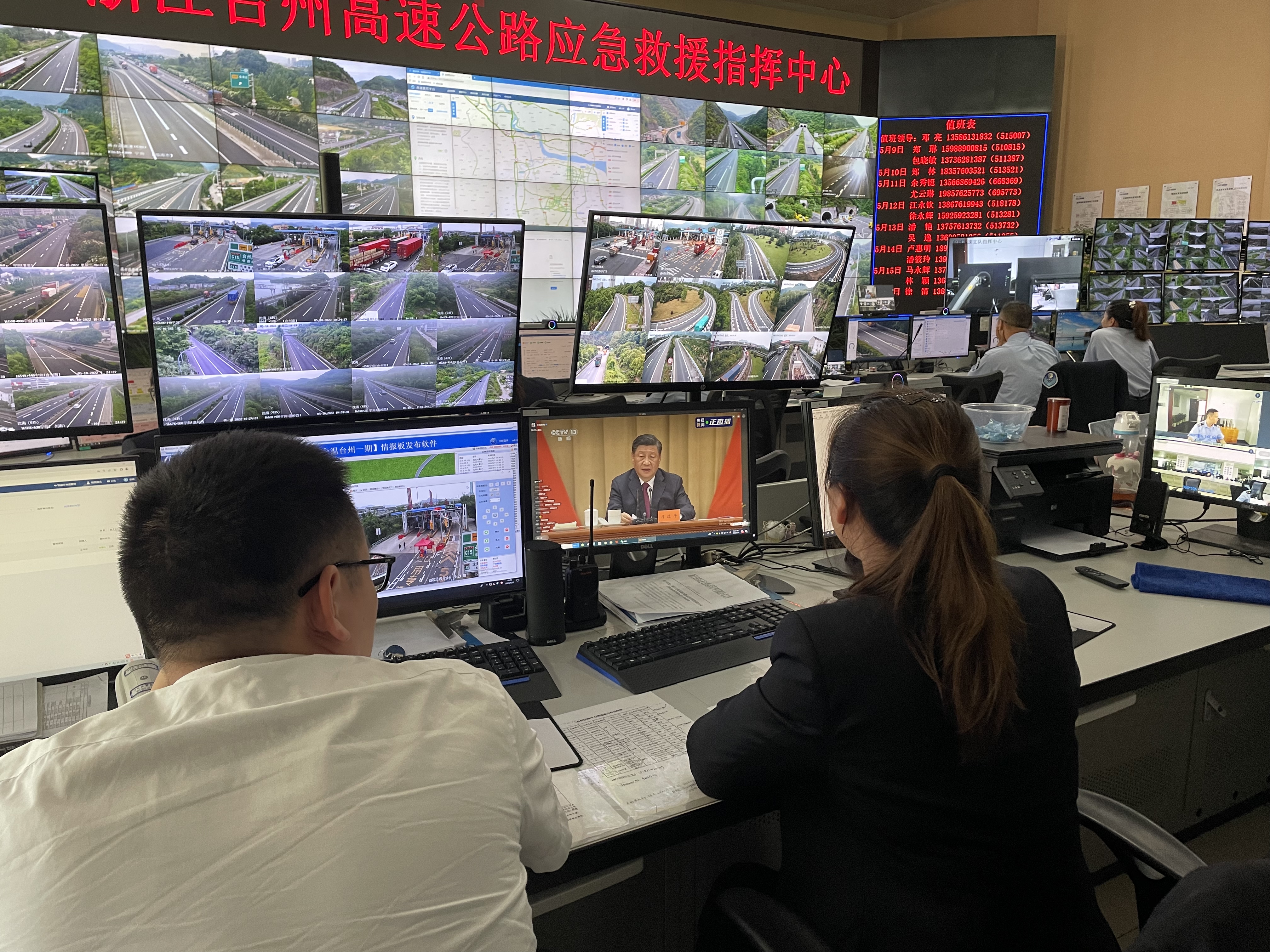 1652239396706702.jpg 監(jiān)控中心團(tuán)員收看大會直播.jpg