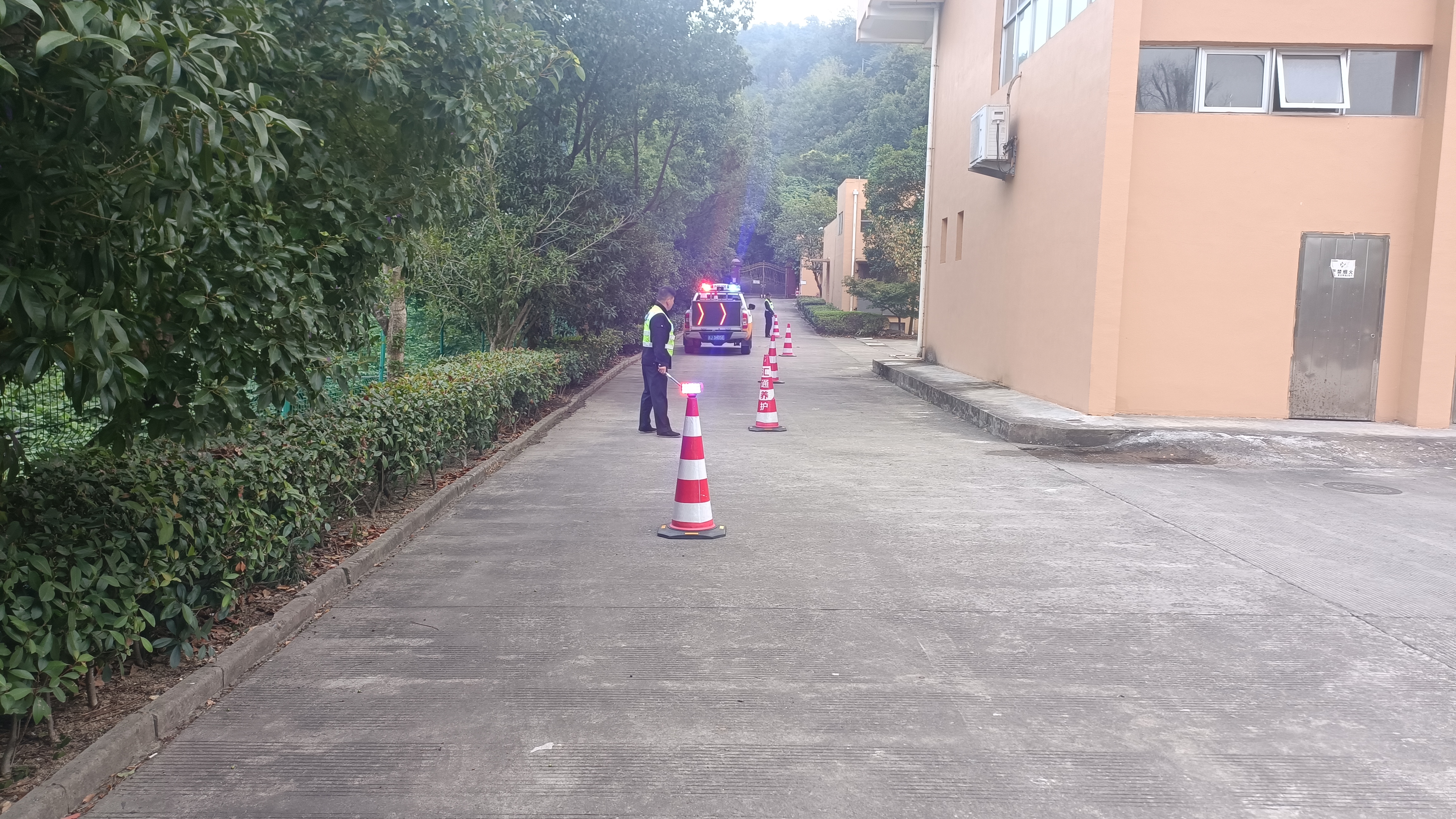 1666684622765336.jpg 2022.10.24封道預(yù)警時隔離錐擺放 孫鵬攝.jpg