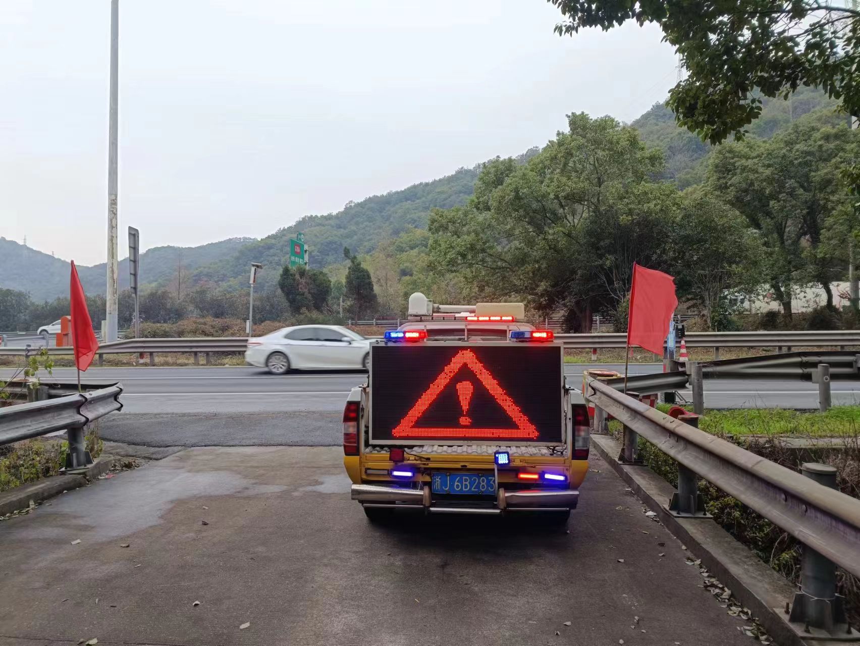 1675814921417774.jpg 安裝爆閃燈后的車(chē)輛柳媛攝.jpg