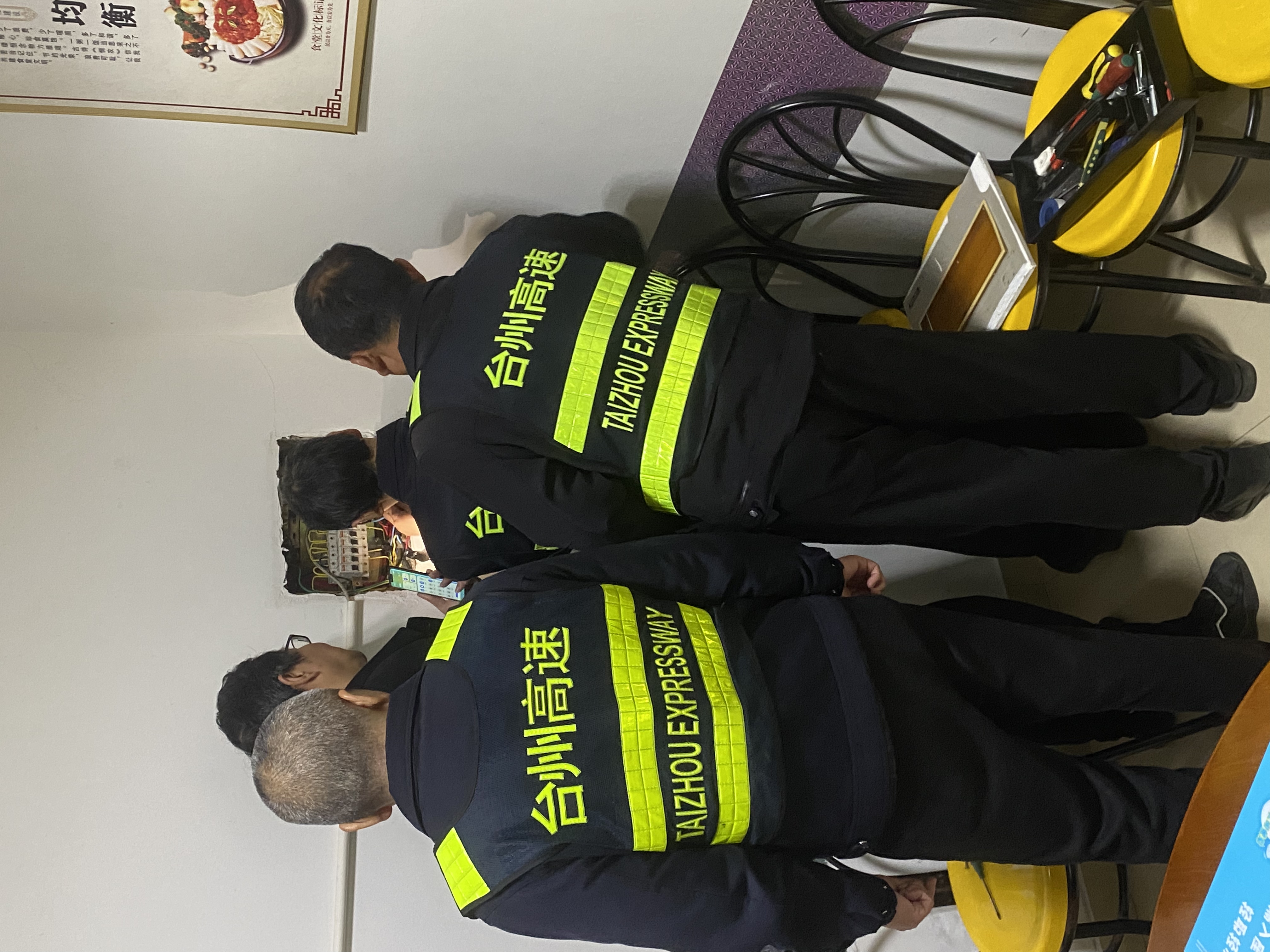 1680805726537778.jpg 停電查故演練現(xiàn)場(chǎng)林玲攝.jpg