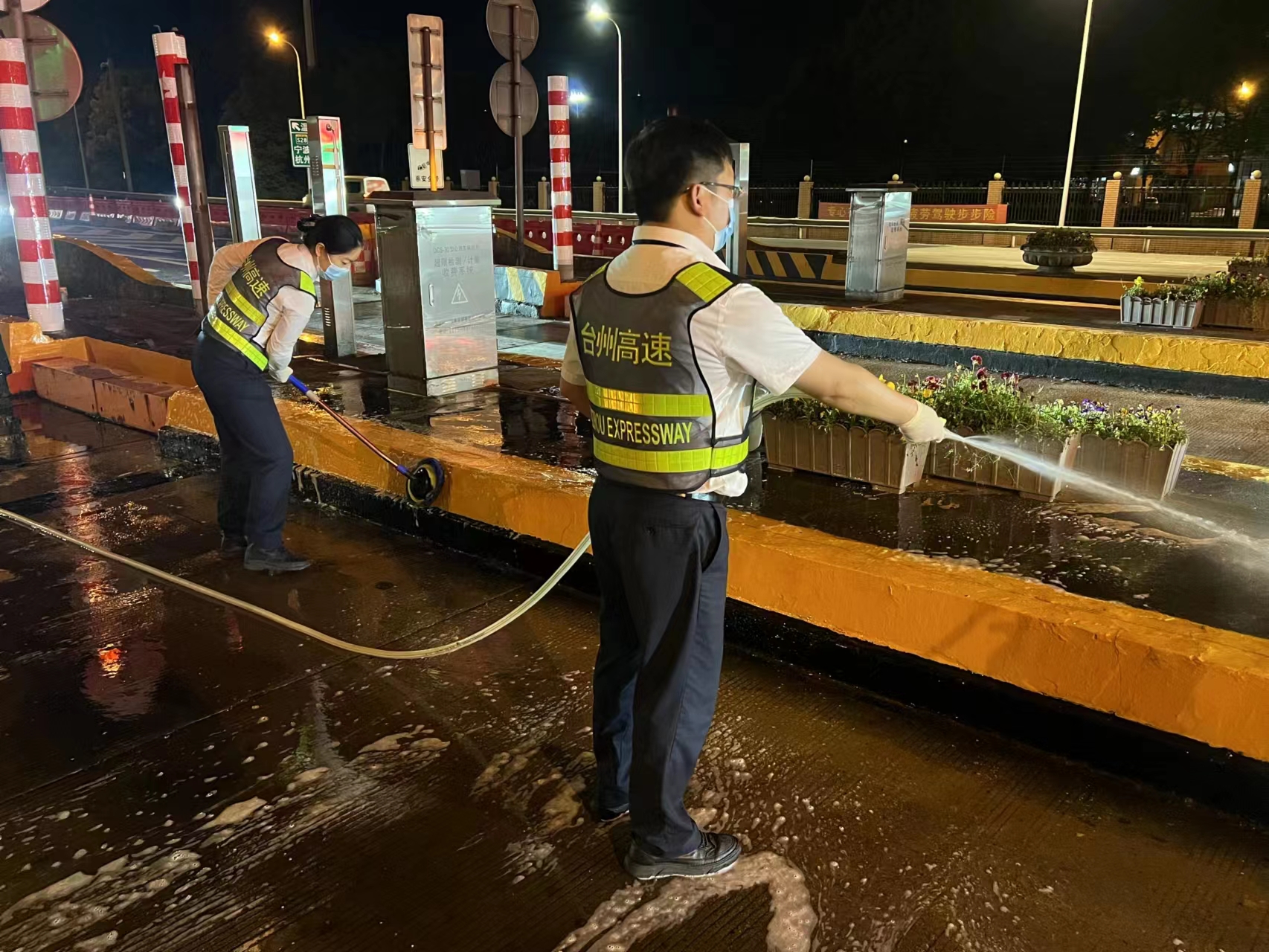 1684174844859861.jpg 20230511 圖為車道打掃現(xiàn)場 崔翔浩攝 (2).jpg
