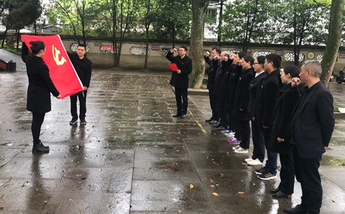 圖為重溫入黨誓詞 程劍攝_副本.jpg