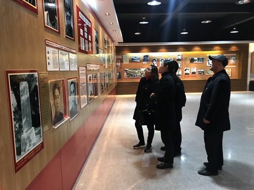 2各黨員游覽館內(nèi)展板內(nèi)容,瞻仰革命先烈,緬懷先烈事跡 陳瑩攝.jpg